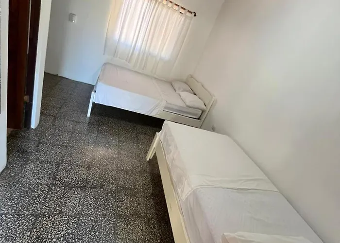 Tsunami Hostel *